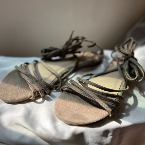 Lace up velvet sandals. - Picture 2 of 4